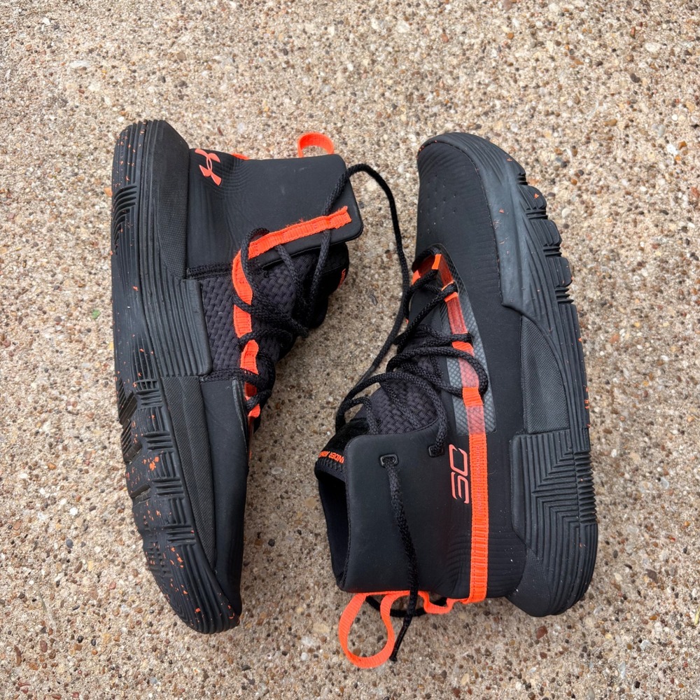 Under‎ Armour SC 3Zero 2 Basketball Shoe Black/Orange youth size 6 lightweight - Picture 2 of 5